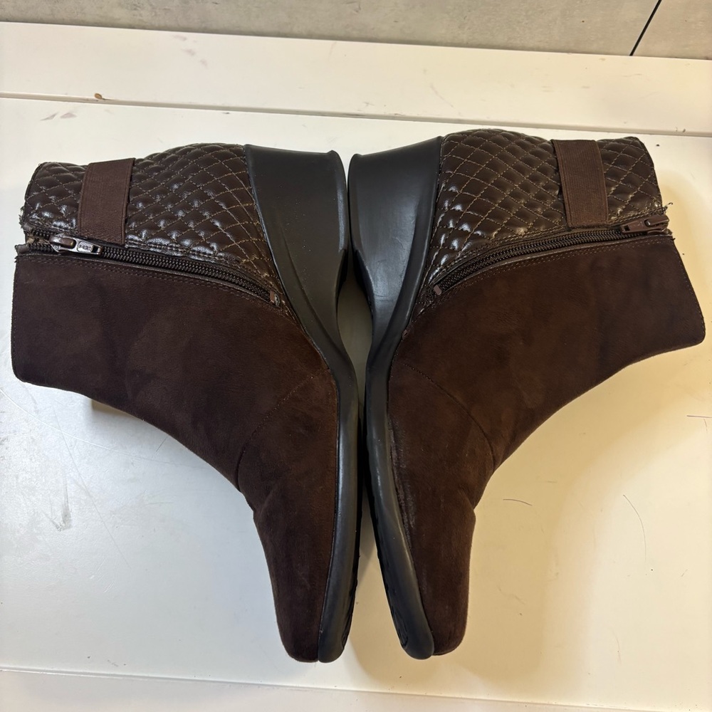 Life Stride Y2K Dark Brown Ankle Wedge Booties Size 10 W - Picture 5 of 10